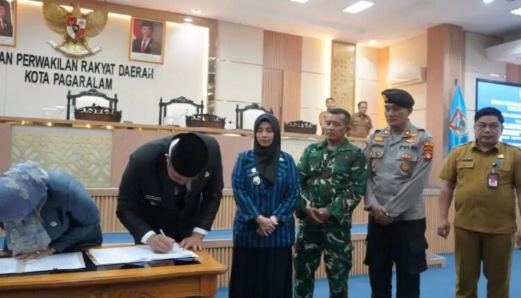 Wali Kota Pagar Alam Ludi Oliansyah menandatangani dokumen keputusan bersama disaksikan Ketua DPRD Pagar Alam Jenni Shandiyah dan unsur Forkopimda dalam Rapat Paripurna X Sidang Ke-5 di Ruang Sidang Utama DPRD Kota Pagar Alam.