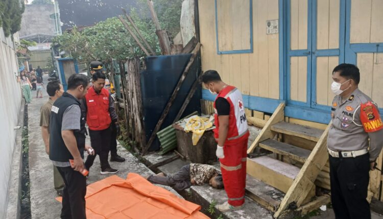 Petugas kepolisian dari Polsek IT I dan Polrestabes Palembang bersama petugas Palang Merah Indonesia (PMI) bersiap mengevakuasi jenazah seorang pria tanpa identitas (Mr. X) yang ditemukan meninggal dunia di depan rumah warga di Jalan Menumbing, Lorong Hulu Palik, RT 03, Kelurahan Kepandean Baru, Kecamatan IT I, Palembang.