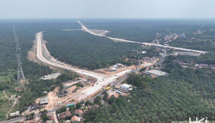 Foto udara memperlihatkan perkembangan konstruksi proyek Jalan Tol Betung–Tempino–Jambi Seksi 1A (ruas Betung menuju Tungkal Jaya) yang pengerjaannya telah mencapai 69 persen hingga Agustus 2026.