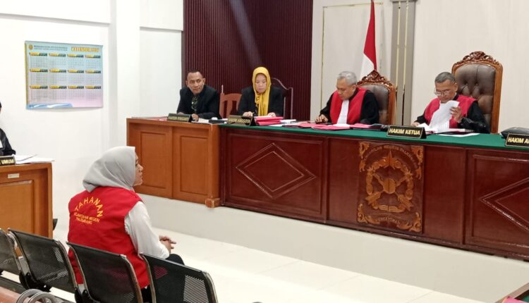 Terdakwa Saesilawati mengenakan rompi tahanan Kejaksaan Negeri Palembang saat mendengarkan pembacaan nota pembelaan (pledoi) oleh tim penasihat hukumnya dalam persidangan perkara dugaan pembunuhan di Pengadilan Negeri (PN) Palembang.