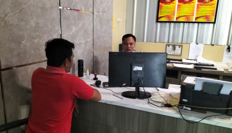 Seorang driver taksi online berinisial ZA (44) saat memberikan keterangan kepada petugas di ruang Sentra Pelayanan Kepolisian Terpadu (SPKT) Polrestabes Palembang.