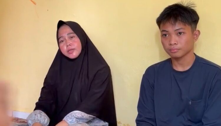 Rika Yunita (39) didampingi anaknya memberikan keterangan kepada awak media saat ditemui di rumah duka kawasan Kelurahan Kemas Rindo, Kecamatan Kertapati, Palembang, Sumatera Selatan.