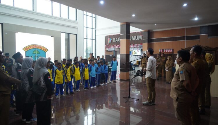 Bupati Ogan Komering Ilir (OKI) Muchendi Mahzareki memberikan arahan saat melepas kontingen sepak bola usia dini di Aula Kantor Bupati OKI.