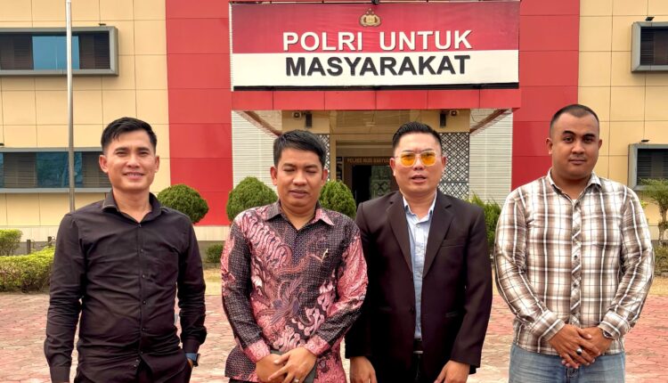 Tim penasihat hukum dari LKBH MUBA berfoto bersama di depan gedung Polres Musi Banyuasin (Muba), Sumatra Selatan, setelah resmi mendampingi korban Agus Purnomo Saputra (29) membuat laporan polisi.