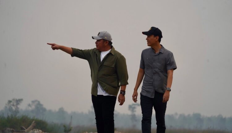 Gubernur Sumsel dan Bupati OKI saat meninjau titik api di desa Sungai Bungin, Pangkalan Lampam, OKI.