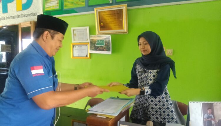 Perwakilan pengurus Lembaga Ta'lif Wan Nasyr Nahdlatul Ulama (LTNNU) Kota Pagar Alam menyerahkan berkas Surat Keputusan (SK) Kepengurusan Masa Khidmat 2025-2031 kepada salah satu instansi stakeholder di Kota Pagar Alam, Sumatera Selatan.