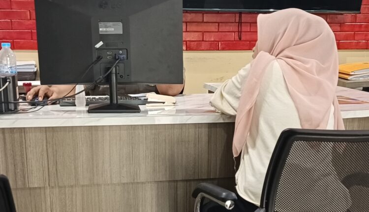 Korban penyalahgunaan data pribadi, Siti Soleha (18), saat memberikan laporan dan keterangan kepada petugas di Sentra Pelayanan Kepolisian Terpadu (SPKT) Polrestabes Palembang, Sumatera Selatan.