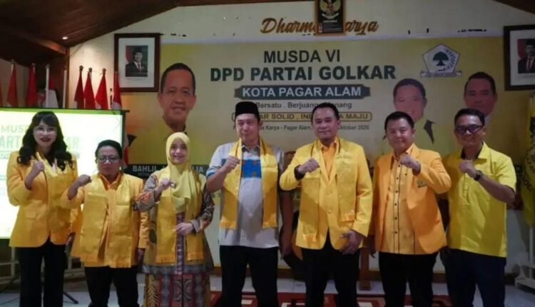 Walikota Pagar Alam Ludi Oliansyah bersama Wakil Walikota Bertha Edhar melakukan salam komando bersama jajaran pengurus DPD Partai Golkar dalam pembukaan Musyawarah Daerah (Musda) VI DPD Partai Golkar Kota Pagar Alam di Aula Hotel Dharma Karya, Pagar Alam, Sumatera Selatan.
