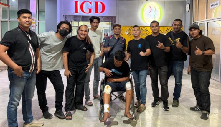 Anggota Satreskrim Polrestabes Palembang Unit Ranmor mengamankan tersangka curas berinisial AG (22) yang terduduk di kursi roda di depan ruang IGD rumah sakit di Palembang.