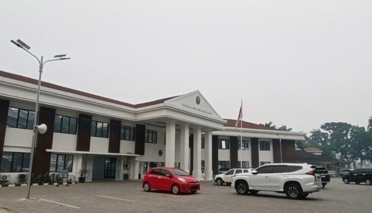 Gedung Pengadilan Negeri (PN) Palembang Kelas IA Khusus tampak dari area parkir.