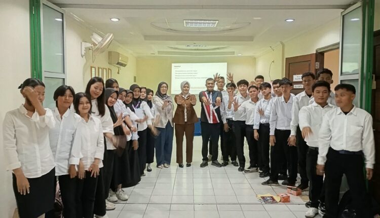 Direktur LBH Bima Sakti M Novel Suwa dan tim hukum Indah Permatasari berfoto bersama mahasiswa baru saat memberikan kuliah umum mengenai bela negara di Politeknik Prasetiya Mandiri.