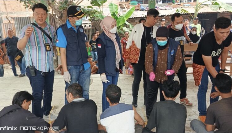 Tim gabungan dari Ditresnarkoba Polda Sumsel, Satresnarkoba Polrestabes Palembang, dan BNNP Sumsel melakukan tes urine di tempat terhadap sejumlah pria yang diamankan saat penggerebekan di kawasan padat penduduk Kecamatan Seberang Ulu (SU) I, Palembang, Sumatera Selatan.