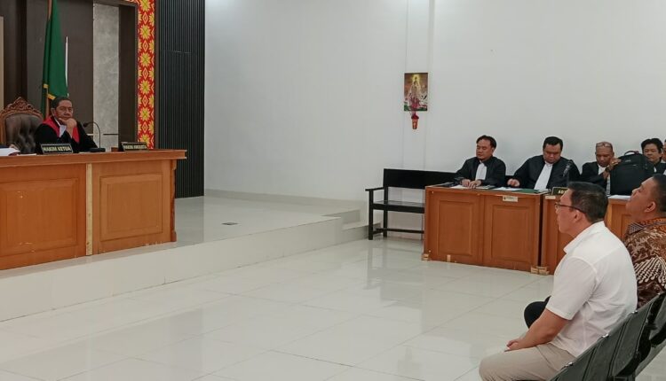 Wakil Bupati Penukal Abab Lematang Ilir (PALI) nonaktif Iwan Tuaji dan Kepala UPTD Geologi Dinas ESDM Sumsel Alhefy Kurniawan mendengarkan pembacaan surat dakwaan dalam sidang perdana di Pengadilan Tindak Pidana Korupsi (Tipikor) Palembang.