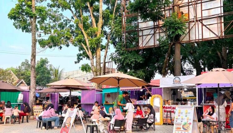 Sejumlah warga menikmati suasana sore sambil menyantap kuliner di kawasan Taman Apung, Kota Pagar Alam.