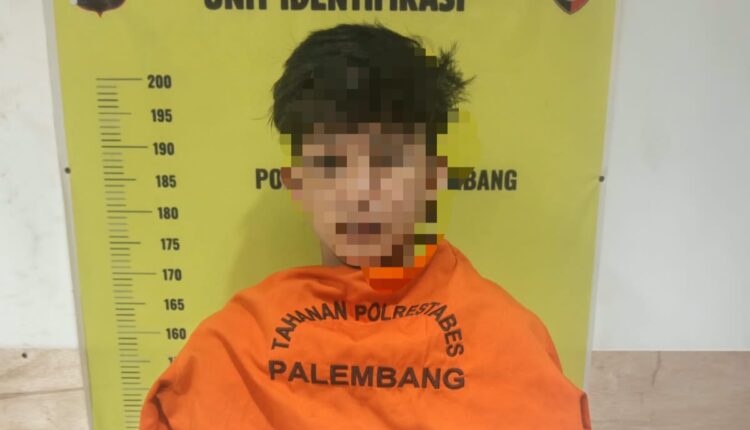 Salah satu tersangka pengeroyokan dan pencurian dengan kekerasan (curas) berfoto di depan papan ukur tinggi badan Unit Identifikasi Tahanan Polrestabes Palembang.