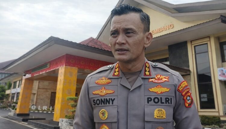 Kapolrestabes Palembang Kombes Pol Sonny Mahar Budi Adityawan memberikan keterangan terkait situasi keamanan dan ketertiban masyarakat di halaman Mapolrestabes Palembang.