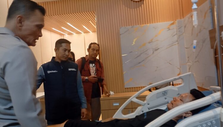 Jurnalis korban penganiayaan terbaring menjalani perawatan medis di ruang rawat inap RS Bhayangkara Palembang.