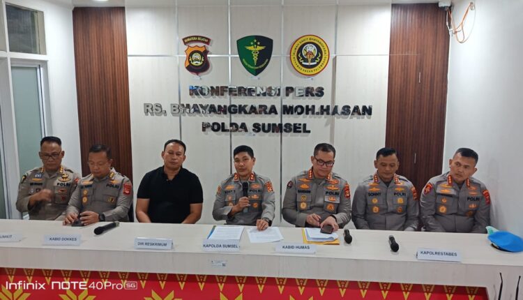 Kapolda Sumsel Irjen Pol Rony Samtana memberikan keterangan didampingi jajaran pejabat utama Polda Sumsel saat menggelar konferensi pers di RS Bhayangkara M Hasan, Palembang.