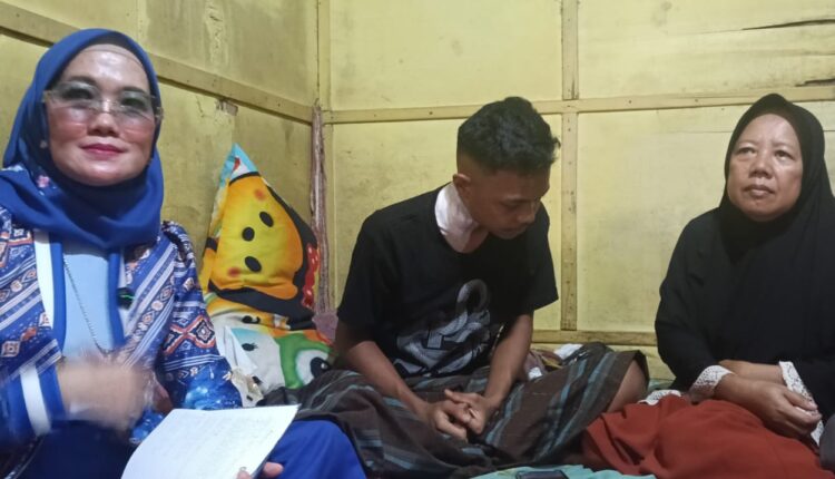 Noval Pamenangan (16) (tengah), remaja yang menjadi korban penusukan komplotan begal, duduk bersama kuasa hukum dan ibunya saat menceritakan kronologi kejadian di rumahnya, Kecamatan Sukarami, Palembang, Sumatera Selatan.