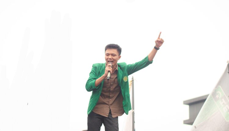 Ketua Umum Dewan Perwakilan Mahasiswa Fakultas Hukum Universitas Muhammadiyah Palembang (DPM FH UM Palembang), Egi Mahendra, berorasi menyuarakan aspirasi menggunakan pengeras suara dalam sebuah aksi mahasiswa di Palembang, Sumatra Selatan.