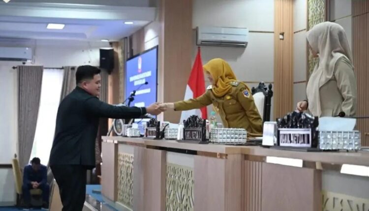 Wakil Wali Kota Pagar Alam Bertha melakukan jabat tangan usai menerima berkas laporan dalam Rapat Paripurna DPRD Kota Pagar Alam dengan agenda Penyerahan Laporan Hasil Reses Tahap II DPRD Tahun Anggaran 2026 di Pagar Alam, Sumatra Selatan.