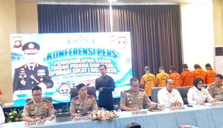 Kapolda Sumatera Selatan Irjen Pol Rony Samtana memimpin konferensi pers pengungkapan kasus tindak pidana Operasi Sikat I Musi 2026 di Markas Polda Sumsel, Palembang.