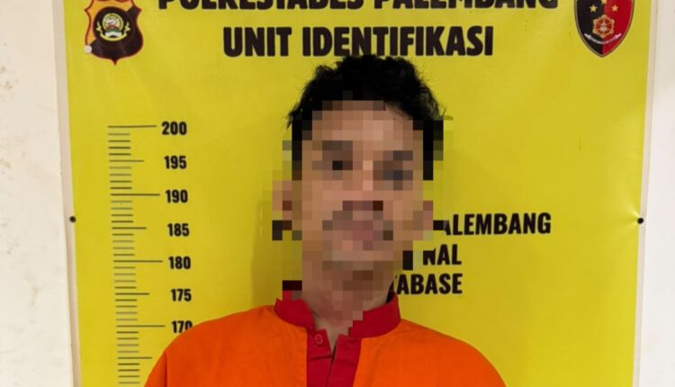 Tersangka berinisial MT (32) saat menjalani pemeriksaan di Unit Identifikasi Satreskrim Polrestabes Palembang, Sumatra Selatan.