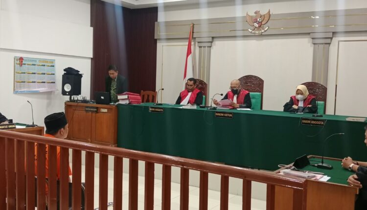 Terdakwa Fernando saat mendengarkan pembacaan amar putusan oleh Ketua Majelis Hakim Samuar dalam persidangan kasus narkotika di Pengadilan Negeri (PN) Palembang, Sumatra Selatan.
