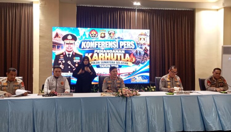 Kapolda Sumatra Selatan Irjen Pol Rony Samtana didampingi jajaran pejabat utama memberikan keterangan pers terkait penanganan kebakaran hutan dan lahan (karhutla) di Markas Polda Sumsel.