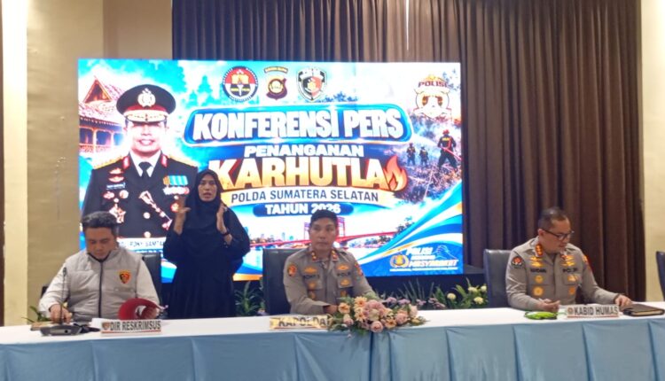 Kapolda Sumatra Selatan Irjen Pol Rony Samtana memberikan keterangan pers mengenai penanganan kasus kebakaran hutan dan lahan (karhutla) di Markas Polda Sumsel.