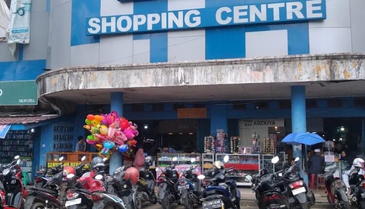 Deretan sepeda motor terparkir di area depan gedung Kayuagung Shopping Centre, Ogan Komering Ilir (OKI), Sumatra Selatan.