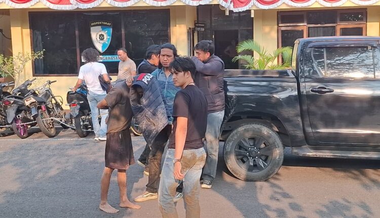 Petugas kepolisian mengawal ketat seorang pria berinisial SZ yang diduga terlibat penyalahgunaan narkotika saat diamankan di Kota Pagar Alam, Sumatra Selatan.