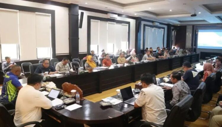 Sejumlah pejabat dan instansi terkait menghadiri Rapat Konsultasi Publik-1 (KP-1) Jasa Konsultasi Penyusunan Rencana Detail Tata Ruang (RDTR) di Ruang Rapat Besemah I, Kota Pagar Alam, Sumatra Selatan.