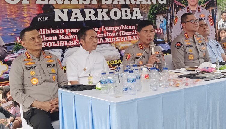 Kapolda Sumsel Brigjen Pol Rony Samtana didampingi Kapolrestabes Palembang Kombes Pol Sonny Mahar Budi Adityawan dan unsur Forkopimda saat memaparkan hasil Operasi Sarang Narkoba di kawasan SU I, Palembang.