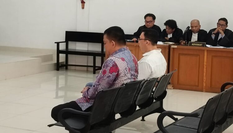 Bupati PALI nonaktif Iwan Tuaji bersama ASN Alhepi Kurniawan mendengarkan pembacaan tanggapan jaksa penuntut umum (JPU) atas eksepsi mereka dalam sidang kasus dugaan korupsi proyek APBD PALI di Pengadilan Tindak Pidana Korupsi (Tipikor) pada PN Palembang.