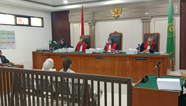 Majelis hakim yang diketuai Fatimah memimpin sidang pembacaan tuntutan terhadap terdakwa Fika Nur Alawi dan Cory Erin Hardi dalam kasus dugaan suap pengadaan Smart Board dan Chromebook Disdikbud Muara Enim di Pengadilan Tipikor pada PN Palembang.