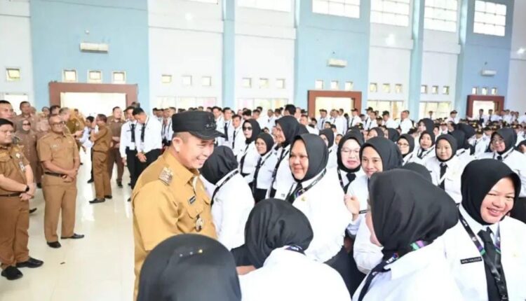 Walikota Pagar Alam Ludi Oliansyah menyapa dan menyalami sejumlah peserta saat membuka kegiatan Orientasi Pengenalan Nilai dan Etika bagi Pegawai Pemerintah dengan Perjanjian Kerja (PPPK) di Gedung Serbaguna SD N 74 Gunung Gare, Kota Pagar Alam.