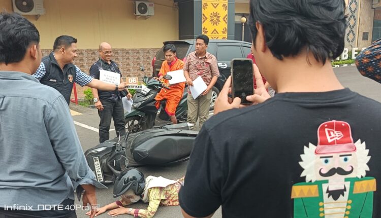 Tersangka kasus pencurian dengan kekerasan (curas) atau begal, Alim Munandar (baju tahanan oranye), memperagakan salah satu adegan saat proses rekonstruksi yang digelar oleh Unit Ranmor Satreskrim Polrestabes Palembang.