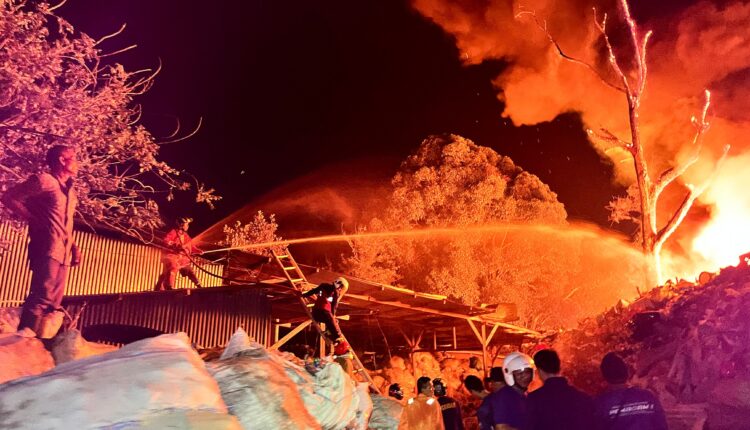 Petugas pemadam kebakaran menyemprotkan air ke arah kobaran api besar yang meludeskan sebuah gudang barang bekas (rongsokan) di Simpang Kerte Diwe, Karang Dalo, Dempo Tengah, Kota Pagar Alam.