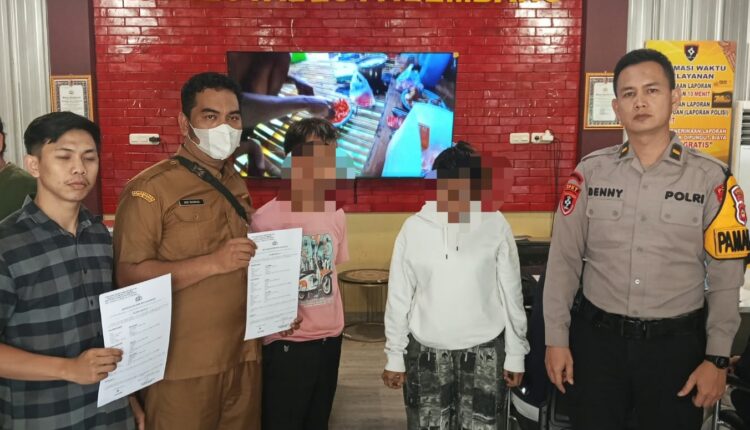 Pamapta SPKT Polrestabes Palembang Ipda Deni Saputra memproses penyerahan sepasang suami istri, SP (40) dan AF (32), yang diduga terlibat kasus pencurian di Sentra Pelayanan Kepolisian Terpadu (SPKT) Polrestabes Palembang.