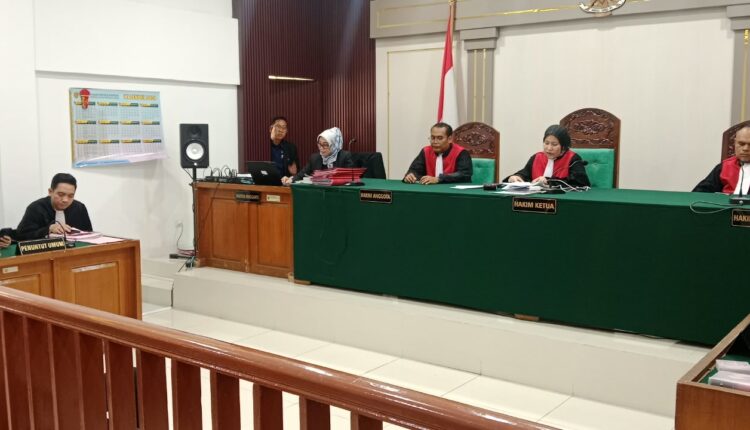 Majelis hakim yang diketuai oleh Annisa Bridgeetirana memimpin jalannya sidang pembacaan vonis terhadap terdakwa kasus penggelapan perhiasan emas, Ario Perdana Teja di Pengadilan Negeri (PN) Palembang.