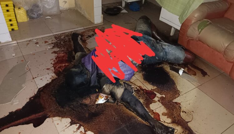 Kondisi jenazah seorang pria tanpa identitas (Mr X) saat ditemukan tergeletak di lantai ruang pantry Klinik Kenten, Jalan AKBP Cek Agus, Kelurahan 8 Ilir, Palembang.