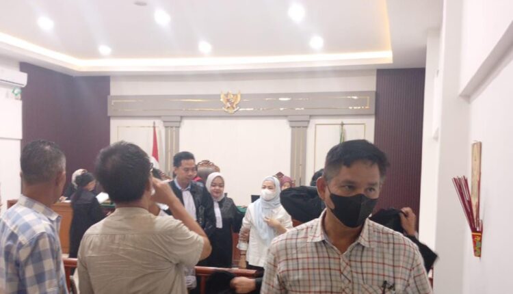 Terdakwa Tuti Apriyani berjalan keluar didampingi tim penasihat hukumnya seusai menjalani sidang perdana dengan agenda pembacaan dakwaan di Pengadilan Negeri (PN) Palembang.