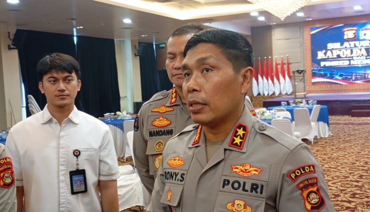 Kapolda Sumsel Irjen Pol Rony Samtana memberikan keterangan kepada wartawan mengenai perkembangan penanganan kasus kebakaran hutan dan lahan (karhutla) di wilayah Sumatera Selatan.