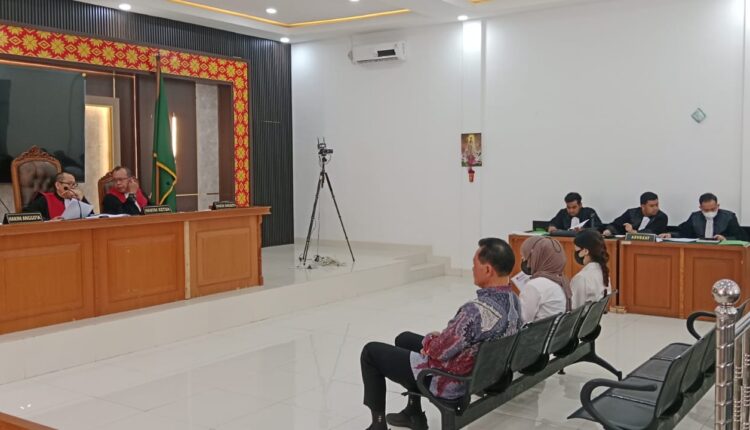 Tiga orang terdakwa mendengarkan pembacaan surat dakwaan oleh Jaksa Penuntut Umum (JPU) Komisi Pemberantasan Korupsi (KPK) dalam sidang perdana kasus dugaan suap smartboard Muara Enim di Pengadilan Tindak Pidana Korupsi (Tipikor) Palembang.