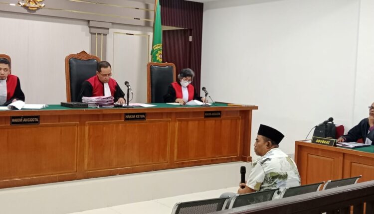 Terdakwa Lukman duduk di kursi pesakitan mendengarkan pembacaan surat dakwaan oleh Jaksa Penuntut Umum (JPU) Kejari Lubuk Linggau dalam sidang perdana kasus dugaan korupsi di Pengadilan Tipikor Palembang.