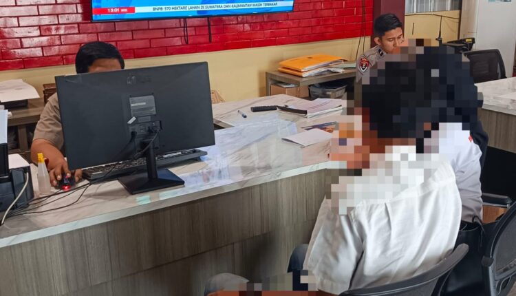 Ibu rumah tangga berinisial KD (36) saat memberikan keterangan di hadapan petugas piket pengaduan SPKT Polrestabes Palembang.
