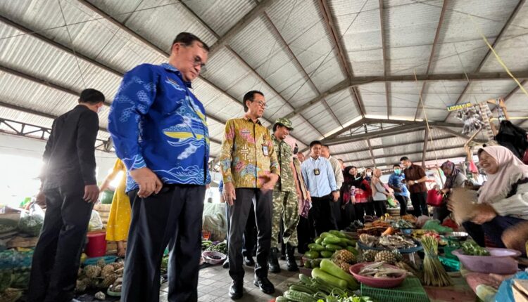 Sekretaris Daerah (Sekda) Kabupaten OKI Asmar Wijaya bersama jajaran TPID meninjau langsung harga dan ketersediaan sayur-mayur serta bahan pokok di Pasar Tradisional Kayuagung, Kabupaten Ogan Komering Ilir.