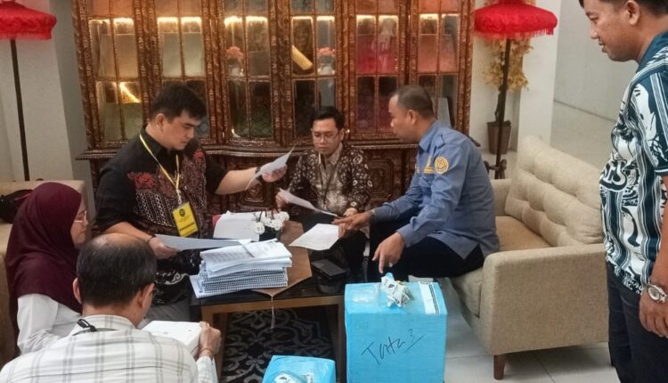 Tim Jaksa Penuntut Umum (JPU) Komisi Pemberantasan Korupsi (KPK) RI memverifikasi dan menyerahkan tumpukan berkas perkara serta surat dakwaan lima tersangka kasus dugaan korupsi pengadaan smartboard dan Chromebook di Pengadilan Tindak Pidana Korupsi (Tipikor) Palembang, Sumatera Selatan.