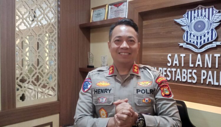 Kasat Lantas Polrestabes Palembang, AKBP Hendyanto Panusunan Hutasoit, memberikan keterangan pers mengenai rencana pelaksanaan Operasi Patuh Musi 2026 saat ditemui di ruang kerjanya, Palembang, Sumatera Selatan.